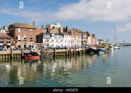 Barche da pesca ormeggiate lungo il Custom House Quay a Weymouth porto esterno. Melcombe Regis, Weymouth Dorset, Inghilterra, Regno Unito, Gran Bretagna Foto Stock