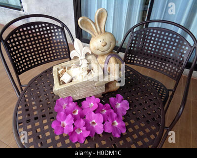 Un angolo accogliente con ferro tavolo da tè sulla terrazza Foto Stock