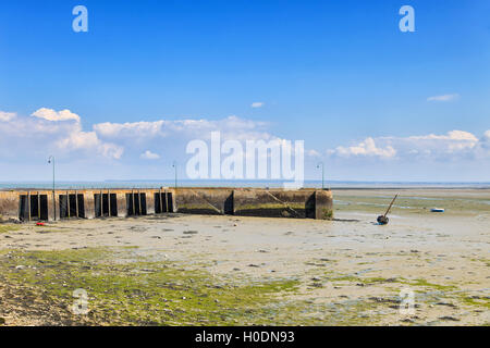 La Bassa marea a Cancale porto di pesca. Pier e barca. Brittany, Francia. L'Europa. Foto Stock