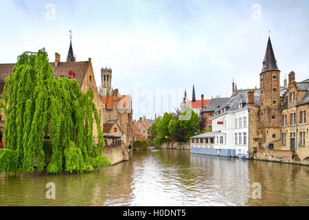 Bruges, acqua di Rozenhoedkaai vista sul canale. Sito Unesco. Belgio, Europa. Foto Stock