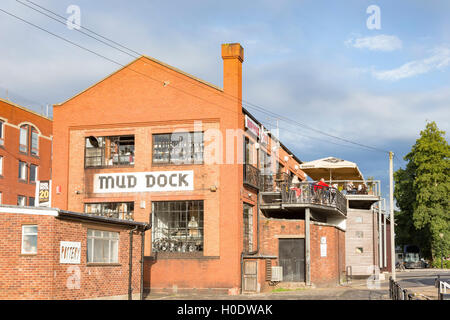 Fango Cycleworks Dock e una caffetteria sul harbourside, Bristol, Inghilterra, Regno Unito Foto Stock