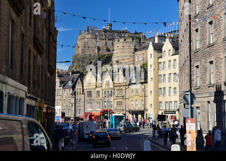 Il Castello di Edimburgo dal fondo della fila Candlemaker nella Città Vecchia di Edimburgo, Scozia Foto Stock