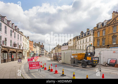 High Street la rigenerazione in Cirencester's Market Place, Gloucestershire, England, Regno Unito Foto Stock