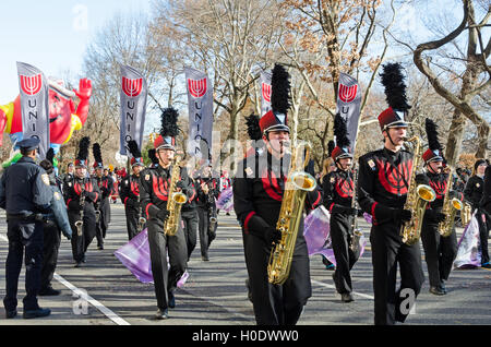 Renegade reggimento, la Marching Band di unione di alta scuola in Tulsa, OK, marche nell'Macy's Thanksgiving Day Parade. Foto Stock