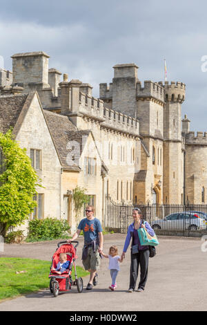 Famiglia a piedi a Cirencester Park, Cirencester Gloucestershire, England, Regno Unito Foto Stock