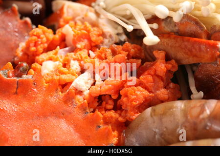 Frittura di granchio rosso di carne con funghi e gamberetti Foto Stock