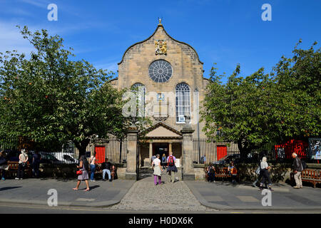 Canongate Kirk al fondo del Royal Mile di Edimburgo, Scozia Foto Stock