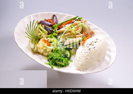 Kung Pao pollo, riso al pollo lo scalogno con verdura sulla piastra bianca in sfondo bianco Foto Stock