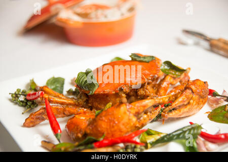 Wok granchio fritto con peperoncino e dolce basilico tailandese in orizzontale Foto Stock