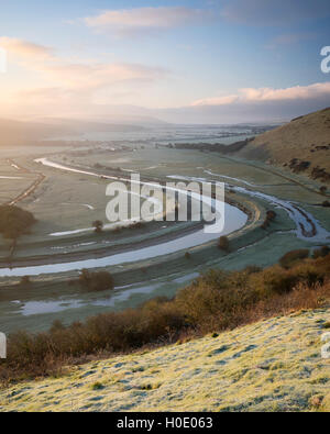 Vista sulla valle Cuckmere e fiume Cuckmere vicino a Alfriston su un inverni di mattina. Alfriston, East Sussex, England, Regno Unito Foto Stock