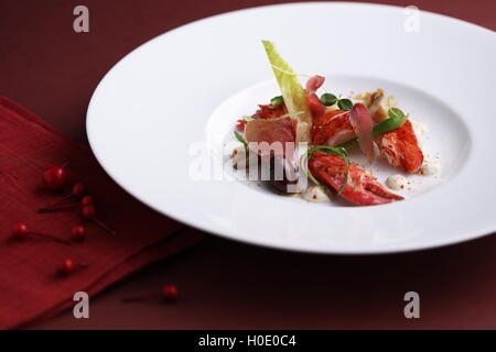 Atlantic blue insalata di astice marinato sulla piastra bianca in sfondo nero Foto Stock
