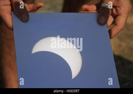 Una parte anulare di eclipse, Katavi National Park, Tanzania il 1 settembre 2016 visto attraverso un telescopio e riflessa su una scheda Foto Stock