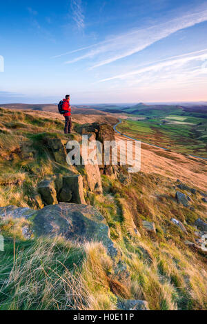 Un viandante si fermò sulla Shining Tor guardando verso Shutlinsloe, Parco Nazionale di Peak District, Cheshire. Foto Stock