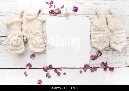 Baby shower sua una ragazza naturale dono di avvolgimento con scatola  regalo, scarpine per bambini e il manichino sul rosa shabby chic tavola in  legno rustico Foto stock - Alamy