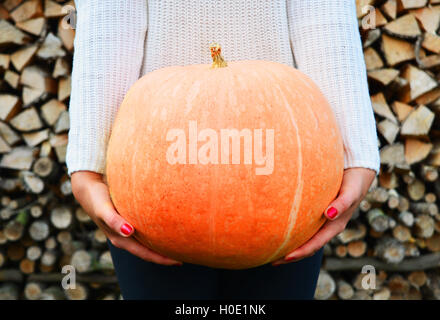 In autunno la zucca pioggia rossa e scarpe di legno con sfondo leavs. Foto Stock