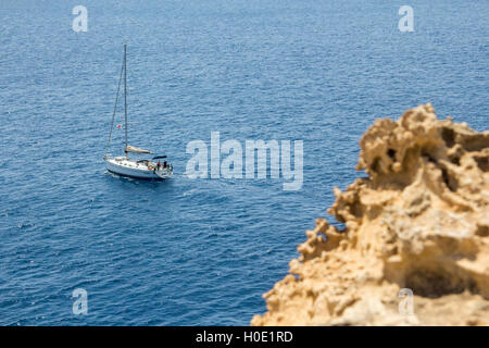 Yacht in Malta Azure Window. Foto Stock