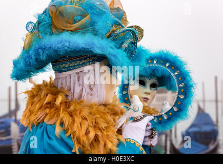 Una donna con uno specchio vestite per il Carnevale di Venezia, Veneto, Italia  Foto stock - Alamy