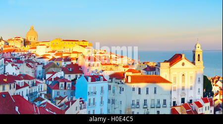 Vista al tramonto del quartiere di Alfama - il centro storico di Lisbona. Portogallo Foto Stock