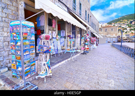 Negozi turistici con negozio di souvenir a Hydra Island Grecia Foto Stock