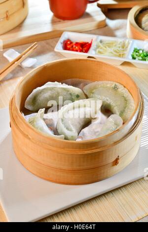 Cristallo gnocco di erba cipollina piatti affonda nel vassoio di bambù in Asia Foto Stock
