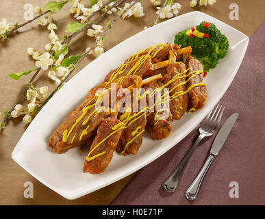 Francese tendine di maiale osso su piastra bianca nel ristorante Foto Stock