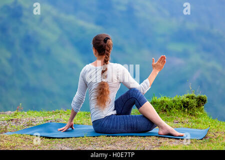 La donna le pratiche yoga asana all'aperto Foto Stock