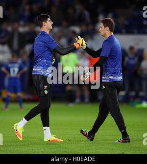 Chelsea portiere Asmir Begovic (destra) e Thibaut Courtois agitare le mani prima della Coppa EFL, Terzo round in abbinamento al King Power Stadium, Leicester. Foto Stock