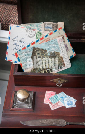 Vintage lettere, timbri inkwell e Coltello apribuste in un antico casella di scrittura Foto Stock