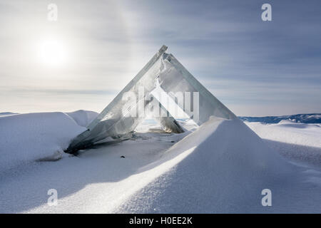 Triangolo trasparente di blocchi di ghiaccio e sun. Il lago Baikal Foto Stock