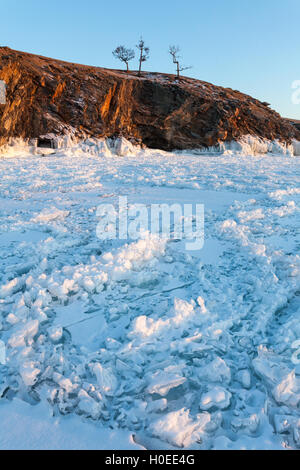Ghiaccio, neve e alberi su roccia. Olkhon island. Il lago Baikal Foto Stock