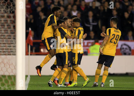 Dell'Arsenal Lucas Perez punteggio celebra il suo lato il secondo obiettivo del gioco con i compagni di team durante la Coppa EFL, Terzo Round corrisponde alla massa della città di Nottingham. Foto Stock