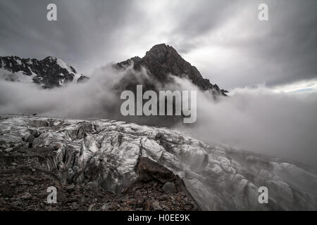 Nebbioso giorno sul ghiacciaio. Sunshine vertice di cui sopra Foto Stock