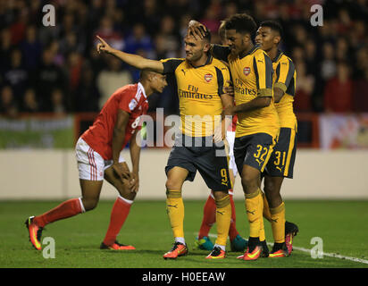 Dell'Arsenal Lucas Perez punteggio celebra il suo lato il terzo obiettivo del gioco wit compagni di squadra durante la Coppa EFL, Terzo Round corrisponde alla massa della città di Nottingham. Foto Stock