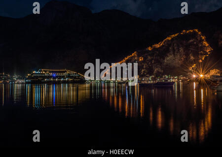 Vista notturna di Kotor muro di fortificazione con cuore-forma riflesso nell'acqua Foto Stock