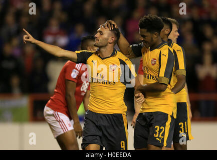 Dell'Arsenal Lucas Perez punteggio celebra il suo lato il terzo obiettivo del gioco wit compagni di squadra durante la Coppa EFL, Terzo Round corrisponde alla massa della città di Nottingham. Foto Stock