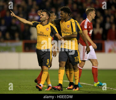 Dell'Arsenal Lucas Perez punteggio celebra il suo lato il terzo obiettivo del gioco wit compagni di squadra durante la Coppa EFL, Terzo Round corrisponde alla massa della città di Nottingham. Foto Stock