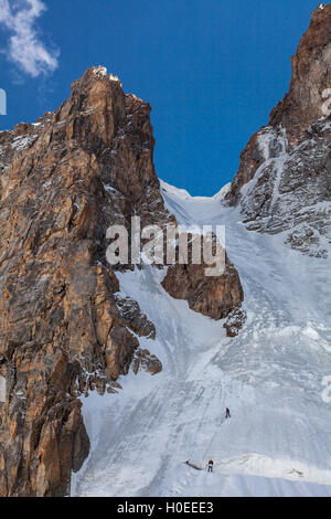 Arrampicata su ghiaccio sulla parete a Tian Shan montagne Foto Stock