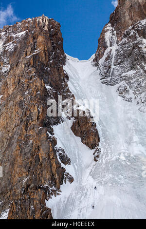 Arrampicata su ghiaccio sulla parete a Tian Shan montagne Foto Stock