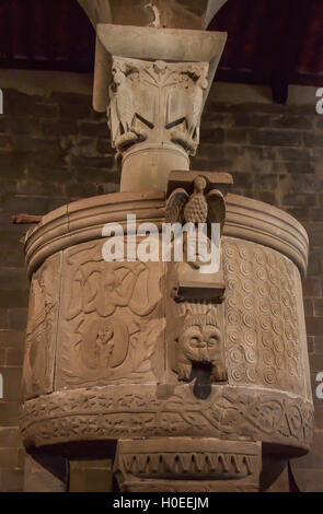 Circolare del pulpito di origine longobarda del VIII secolo, altamente decorato e sorretto da due colonne annodate Foto Stock