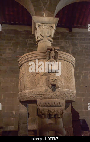 Circolare del pulpito di origine longobarda del VIII secolo, altamente decorato e sorretto da due colonne annodate Foto Stock