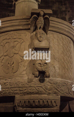 Circolare del pulpito di origine longobarda del VIII secolo, altamente decorato e sorretto da due colonne annodate dettaglio Foto Stock