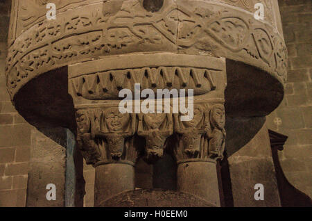 Circolare del pulpito di origine longobarda del VIII secolo, altamente decorato e sorretto da due colonne annodate dettaglio Foto Stock