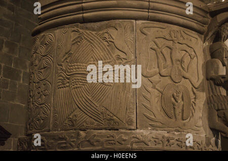 Circolare del pulpito di origine longobarda del VIII secolo, altamente decorato e sorretto da due colonne annodate Foto Stock