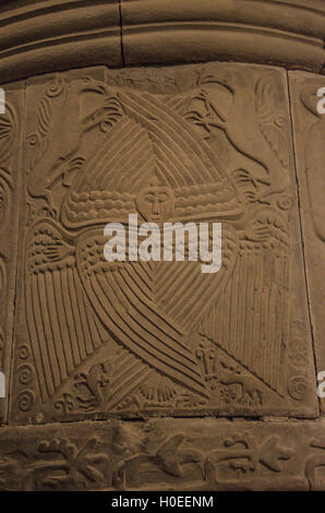 Circolare del pulpito di origine longobarda del VIII secolo, altamente decorato e sorretto da due colonne annodate Foto Stock