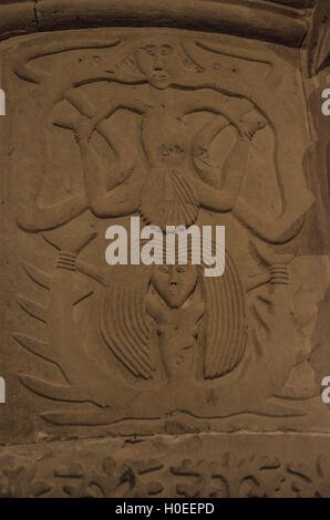 Circolare del pulpito di origine longobarda del VIII secolo, altamente decorato e sorretto da due colonne annodate Foto Stock