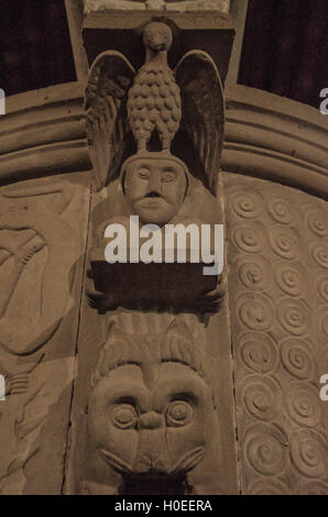 Circolare del pulpito di origine longobarda del VIII secolo, altamente decorato e sorretto da due colonne annodate Foto Stock