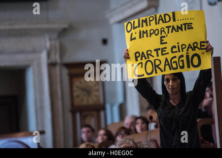 Roma, Italia. Xx Settembre, 2016. La foto di Svetlana Celli consigliere di sinistra fino a firmare la lettura: Olimpiadi . La cosa importante è partecipare coraggio. Il consiglio comunale, riunito in presenza di Virginia Raggi sindaco. © Andrea Ronchini/Pacific Press/Alamy Live News Foto Stock