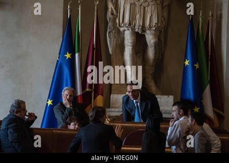 Roma, Italia. Xx Settembre, 2016. Marcello De Vito circondato dai leader del gruppo capitolino. Il consiglio comunale, riunito in presenza di Virginia Raggi. © Andrea Ronchini/Pacific Press/Alamy Live News Foto Stock