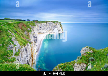 Etretat, la Manneporte roccia naturale arch meraviglia, Cliff e spiaggia. Fotografie con lunghi tempi di esposizione. La Normandia, Francia. Foto Stock