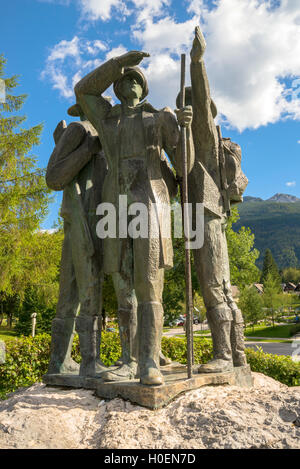 RIBCEV LAZ, Slovenia - 22 agosto 2016: quattro uomini coraggiosi da Bohinj - i primi uomini su Triglav. Statua di Bohinj nativi che cli Foto Stock